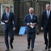 El Príncipe Carlos con sus hijos Guillermo y Harry en una conferencia