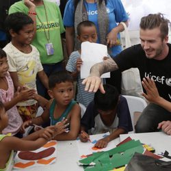 David Beckham visita a los niños afectados por el tifón Haiyan en Filipinas