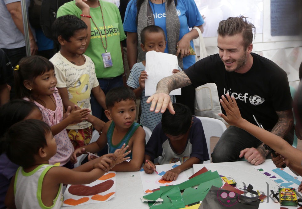 David Beckham visita a los niños afectados por el tifón Haiyan en Filipinas
