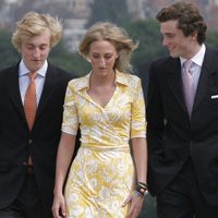 El Príncipe Amadeo de Bélgica junto a sus hermanos