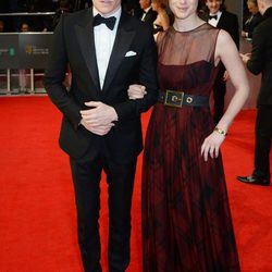 Eddie Redmayne y Hannah Bagshawe en la alfombra roja de los BAFTA 2014