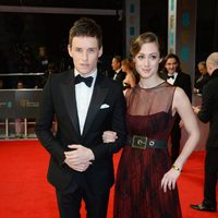 Eddie Redmayne y Hannah Bagshawe en la alfombra roja de los BAFTA 2014