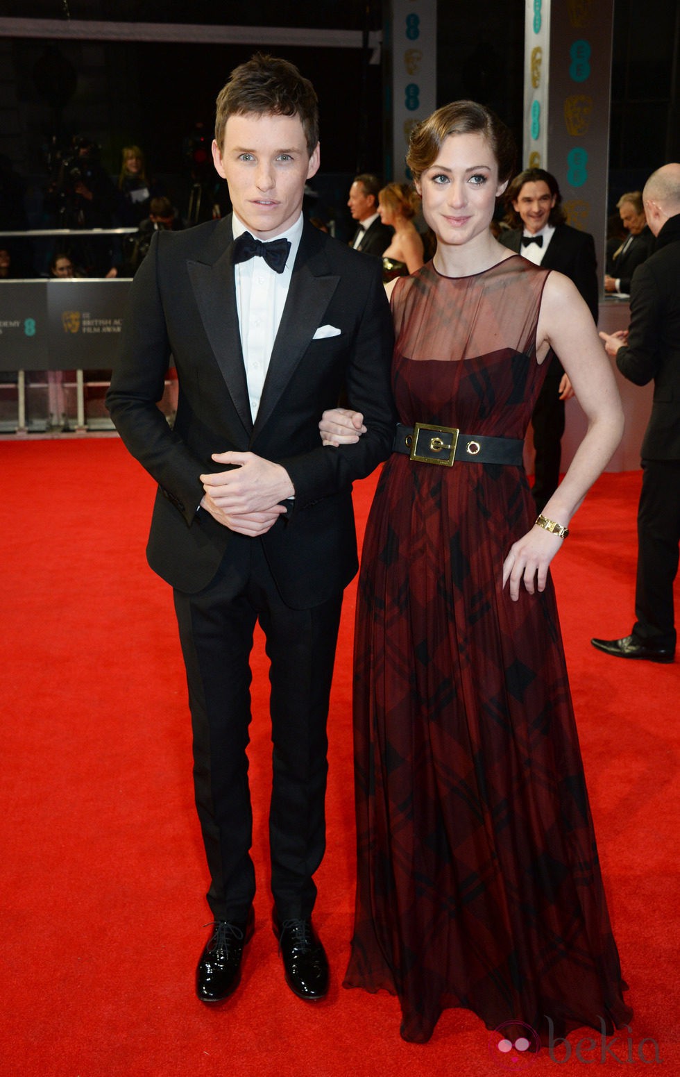 Eddie Redmayne y Hannah Bagshawe en la alfombra roja de los BAFTA 2014