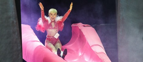 Miley Cyrus arranca su 'Bangerz Tour' bajando por su lengua en Vancouver