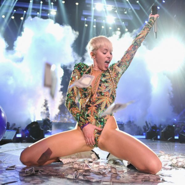 Miley Cyrus con un body de hojas de marihuana en su concierto en Vancouver.