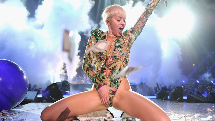 Miley Cyrus con un body de hojas de marihuana en su concierto en Vancouver