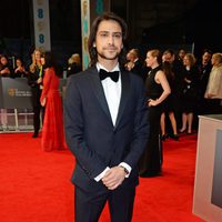 Luke Pasqualino en la alfombra roja de los Premios BAFTA 2014