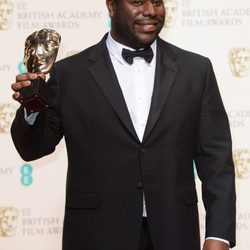 Steve McQueen posa con su premio BAFTA 2014
