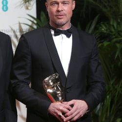 Brad Pitt posa con su premio BAFTA 2014