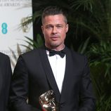 Brad Pitt posa con su premio BAFTA 2014