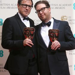 David O. Russell y Eric Warrensinger posan con su premio BAFTA 2014