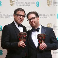 David O. Russell y Eric Warrensinger posan con su premio BAFTA 2014