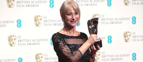Helen Mirren posa con su premio BAFTA 2014
