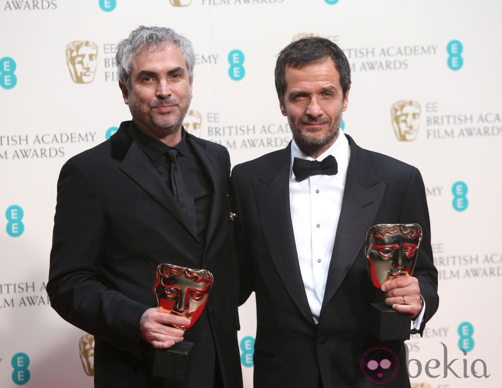 Alfonso Cuarón y David Heyman posan con su premio BAFTA 2014