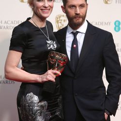 Cate Blanchett posa con su premio BAFTA 2014 junto a Tom Brady