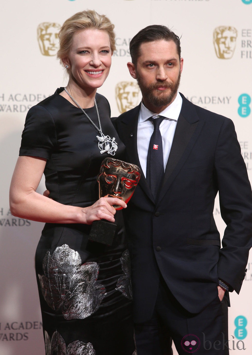 Cate Blanchett posa con su premio BAFTA 2014 junto a Tom Brady