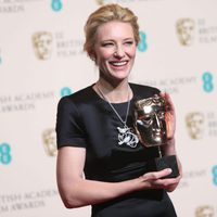 Cate Blanchett posa con su premio BAFTA 2014