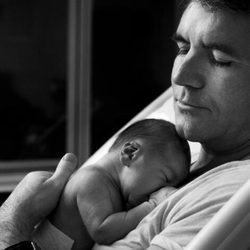 Simon Cowell con su hijo Eric Philip durmiendo en su pecho