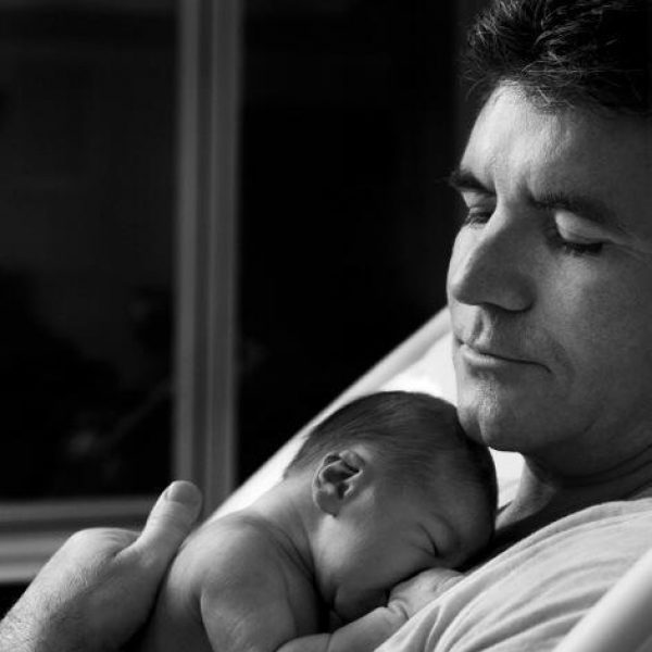 Simon Cowell con su hijo Eric Philip durmiendo en su pecho ...