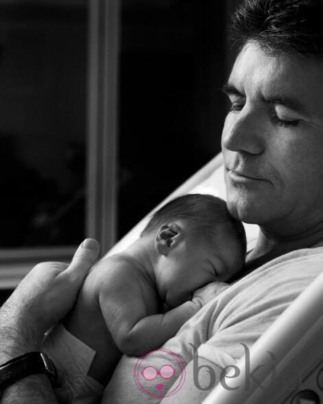 Simon Cowell con su hijo Eric Philip durmiendo en su pecho