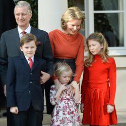 Los Reyes de Bélgica con sus hijos en el compromiso de Amadeo de Bélgica y Elisabetta Rosboch