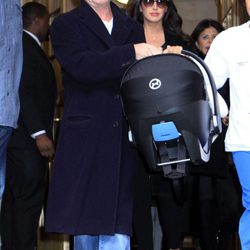 Simon Cowell y Lauren Silverman salen del hospital con su hijo Eric Philip