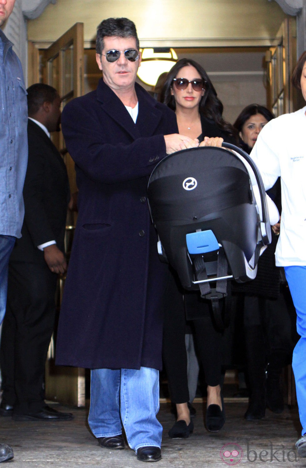 Simon Cowell y Lauren Silverman salen del hospital con su hijo Eric Philip