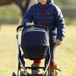 Zara Phillips pasea en carricoche a su hija Mia Grace
