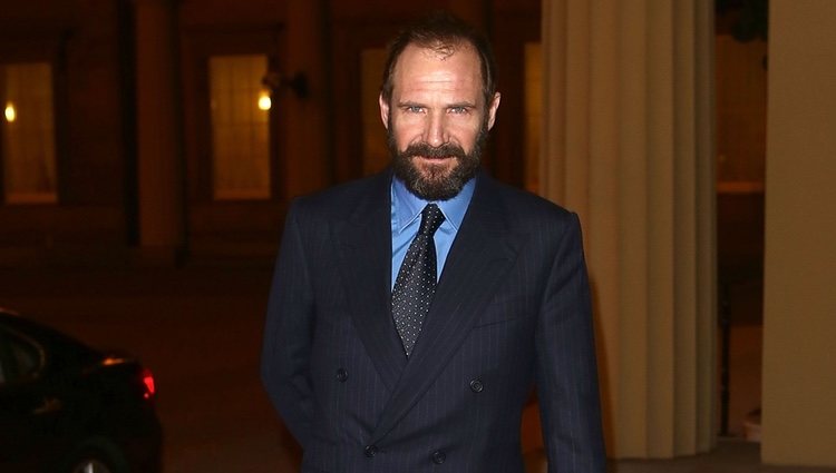 Ralph Fiennes en una recepción en Buckingham Palace