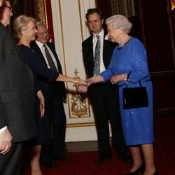 Helen Mirren saluda a la Reina Isabel en una recepción en Buckingham Palace