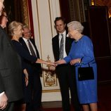 Helen Mirren saluda a la Reina Isabel en una recepción en Buckingham Palace