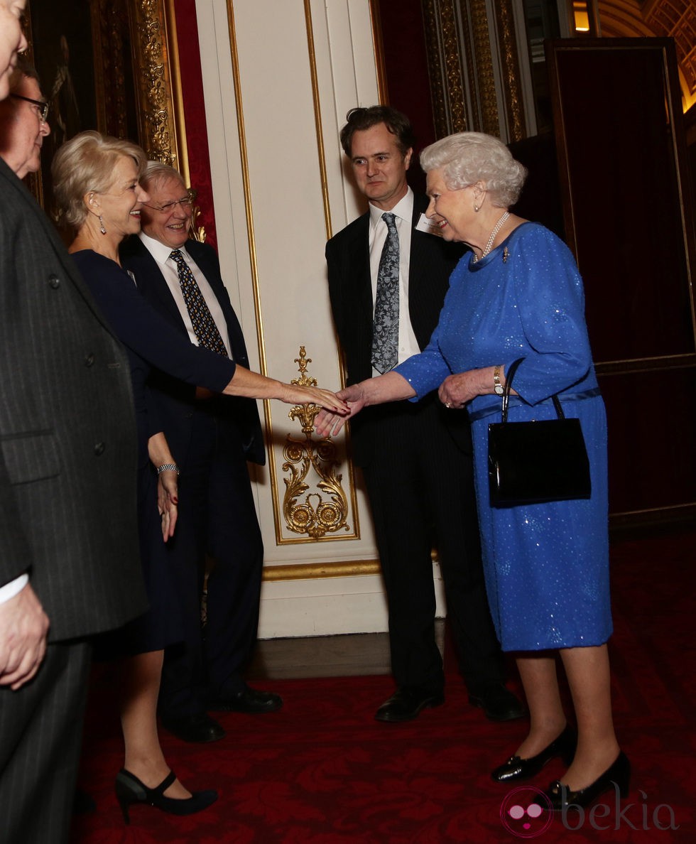 Helen Mirren saluda a la Reina Isabel en una recepción en Buckingham Palace