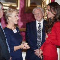 Helen Mirren charla con Kate Middleton en una recepción en Buckingham Palace