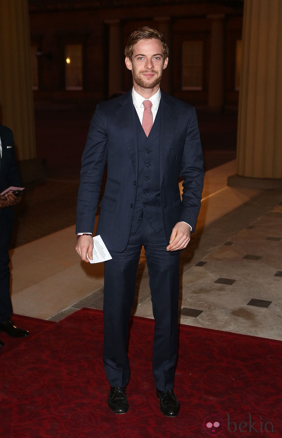 Luke Treadaway en una recepción en Buckingham Palace