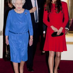 La Reina Isabel y Kate Middleton en una recepción en Buckingham Palace