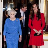 La Reina Isabel y Kate Middleton en una recepción en Buckingham Palace