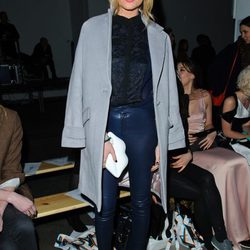 Laura Whitmore en el front row de la Semana de la Moda de Londres 2014