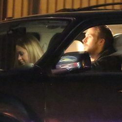 Ryan Gosling con una amiga en su coche