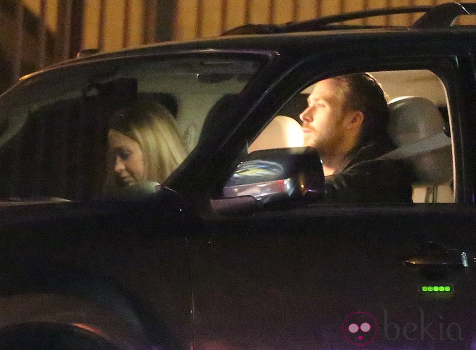 Ryan Gosling con una amiga en su coche
