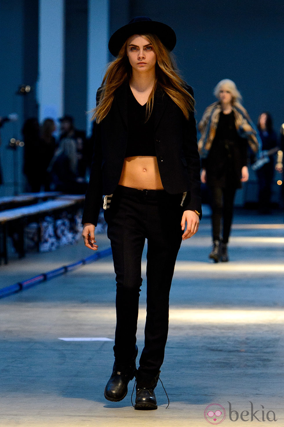 Cara Delevingne desfilando para Giles en la Londres Fashion Week 2014
