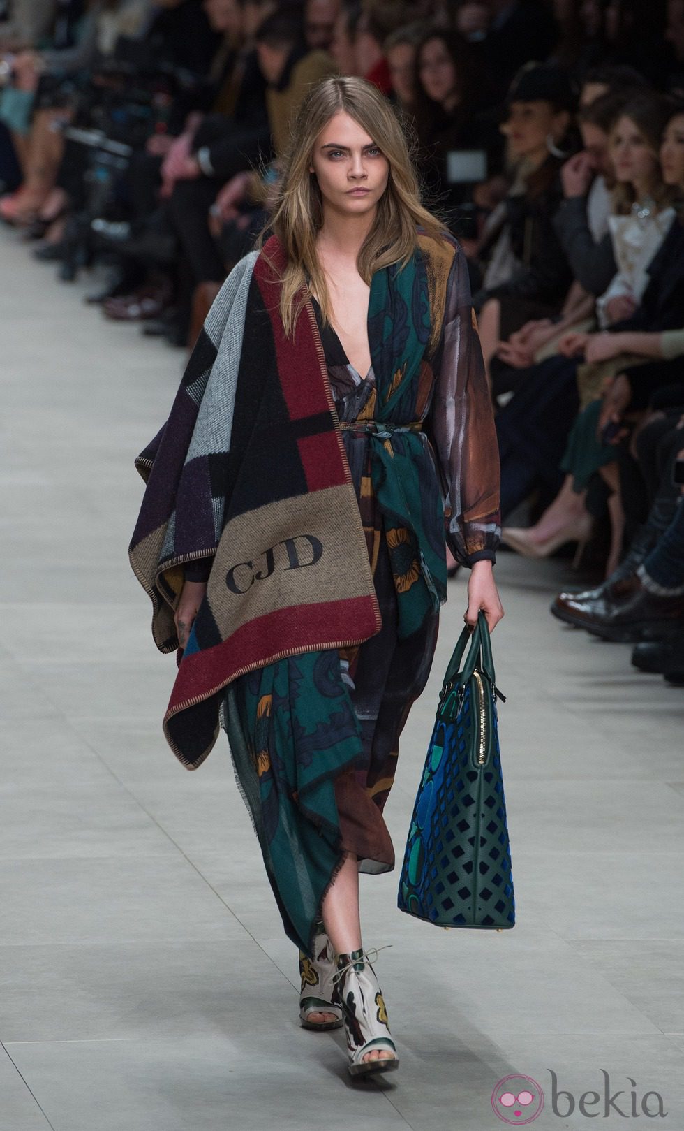 Cara Delevingne desfilando para Burberry en la Londres Fashion Week 2014