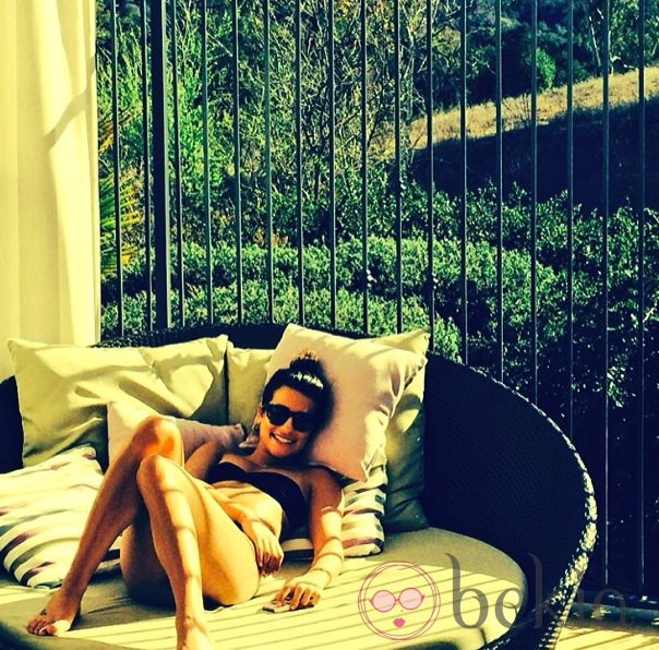 Lea Michele tomando el sol el día de San Valentín 2014