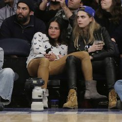 Michelle Rodriguez y Cara Delevingne en un partido de baloncesto