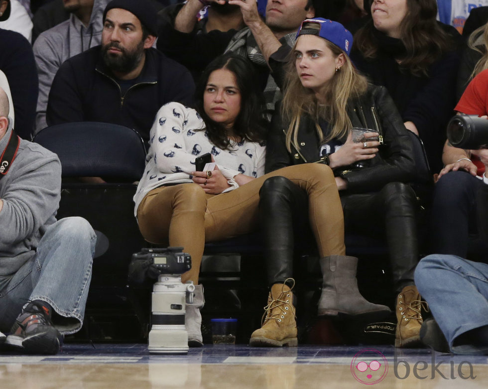 Michelle Rodriguez y Cara Delevingne en un partido de baloncesto