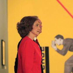 La Reina Sofía admirando las obras de la colección del IVAM