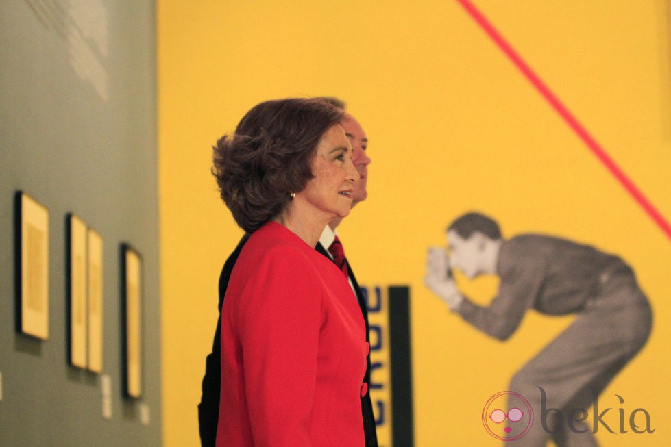 La Reina Sofía admirando las obras de la colección del IVAM