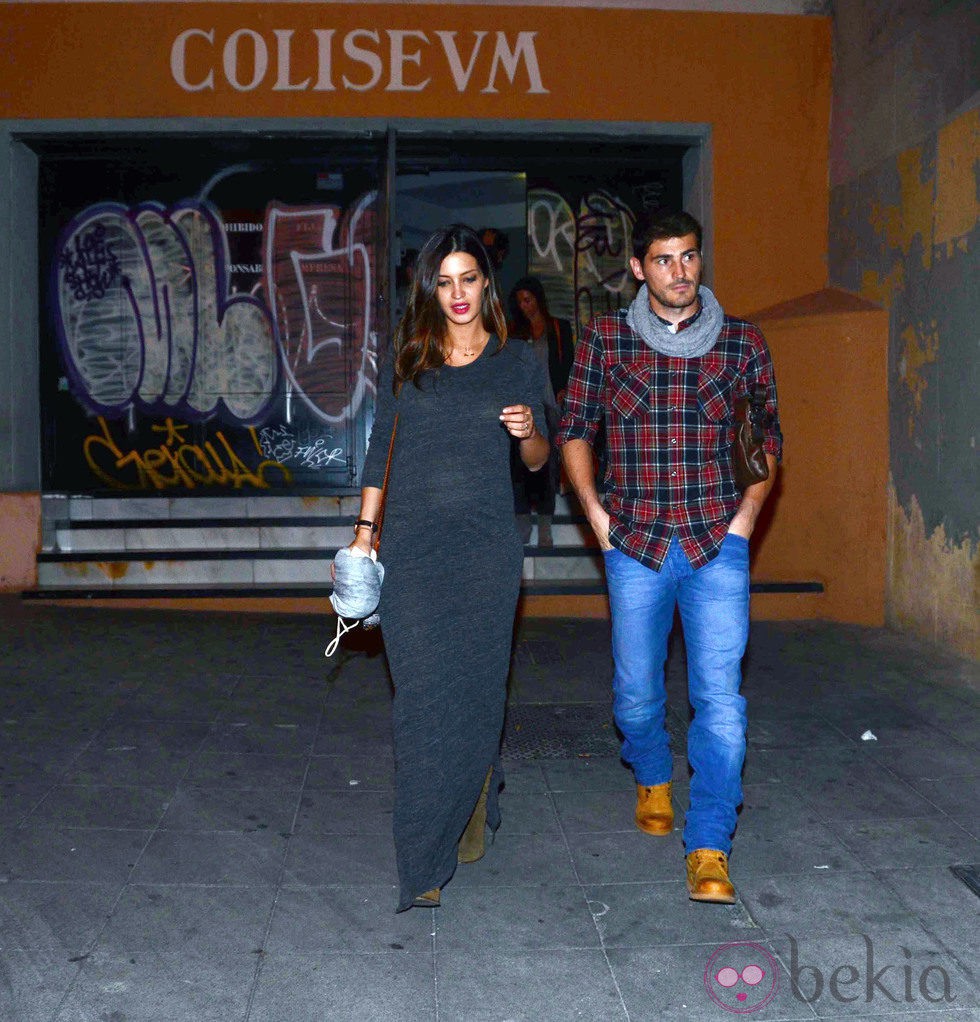 Sara Carbonero pasea embarazo por Madrid con Iker Casillas