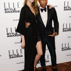 Cara Delevinge y Pharrell Williams en los Elle Style Awards 2014