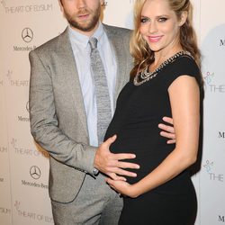Teresa Palmer y Mark Webber presumen de embarazo en una gala en Los Angeles