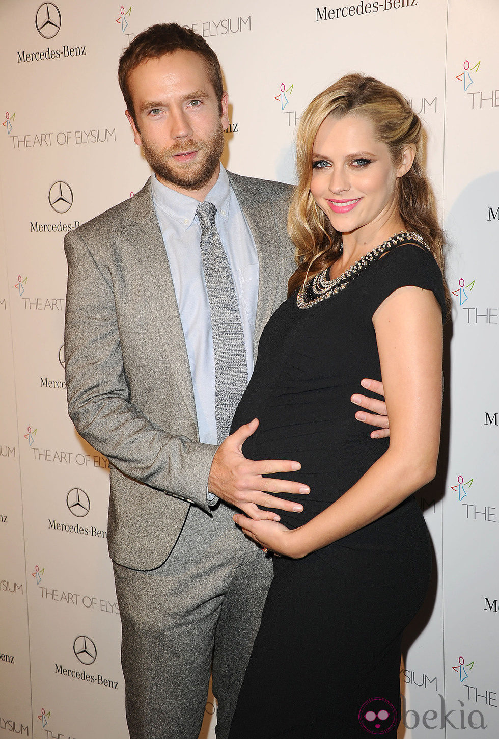 Teresa Palmer y Mark Webber presumen de embarazo en una gala en Los Angeles
